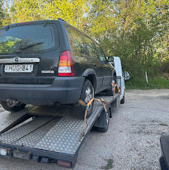 Mazda szállítása erdei úton tréleren