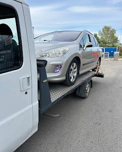 Ezüst Peugeot 308 felrakva a tréllerre