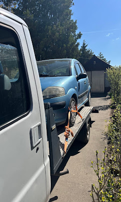 Kék Citroen C1 szállítása napsütésben